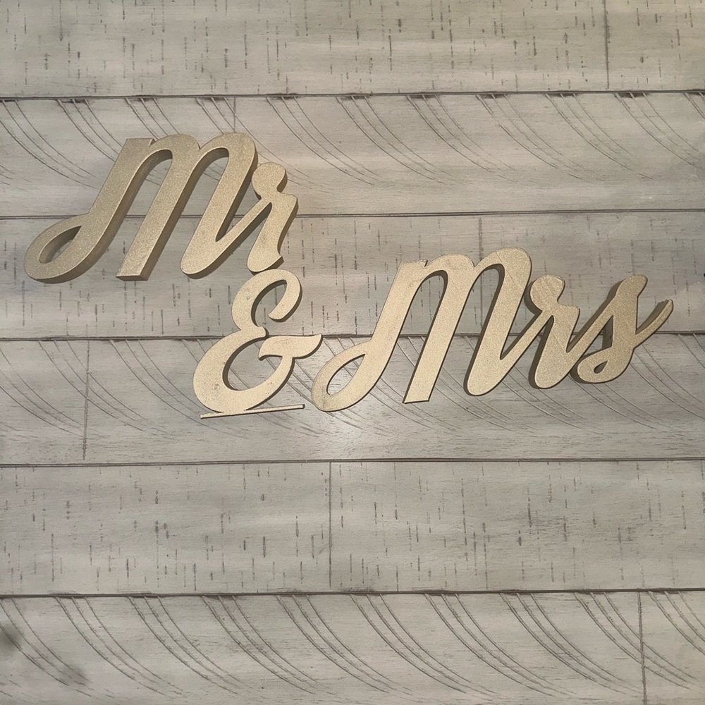 Mr. & Mrs 5in sign